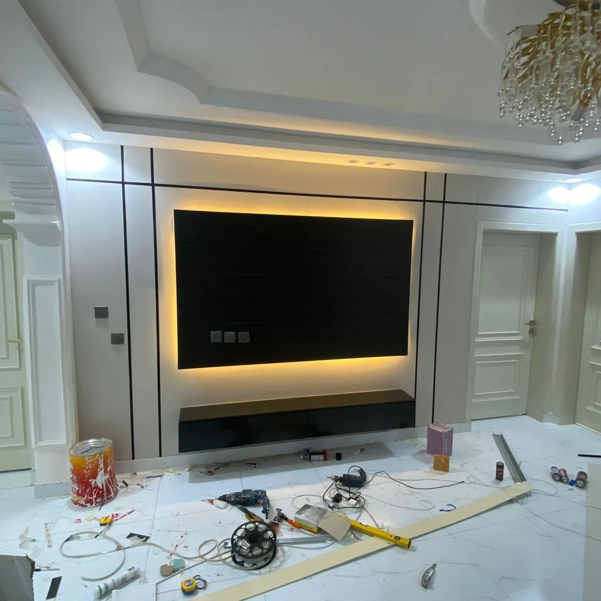 معلم دهانات وديكورات فوم وبديل الشيبورد ودواليب في حي الملز 